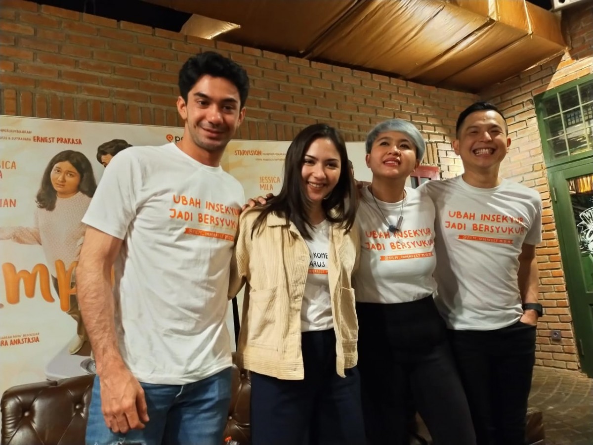 Reza Rahadian, Jessica Mila, Meira Anastasia, dan Ernest Prakasa berfoto bersama dengan raut wajah bahagia saat perilisan film Imperfect